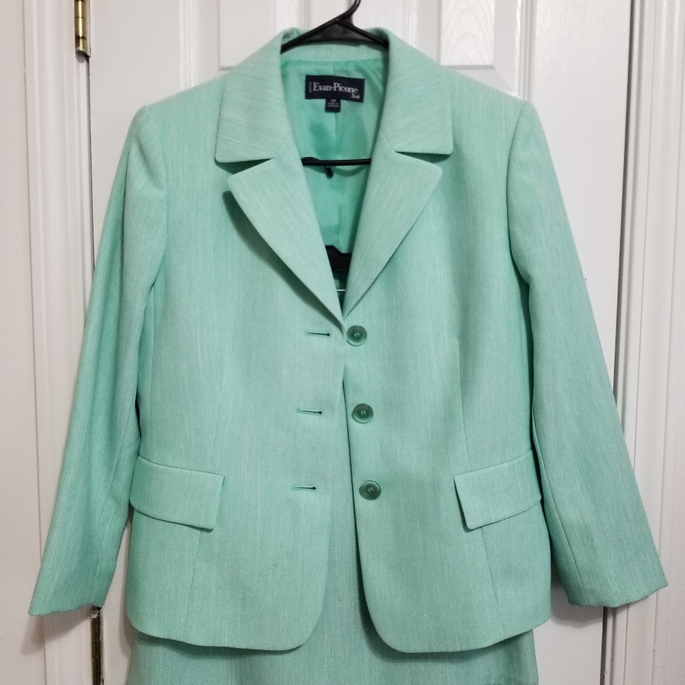 Women skirt suit